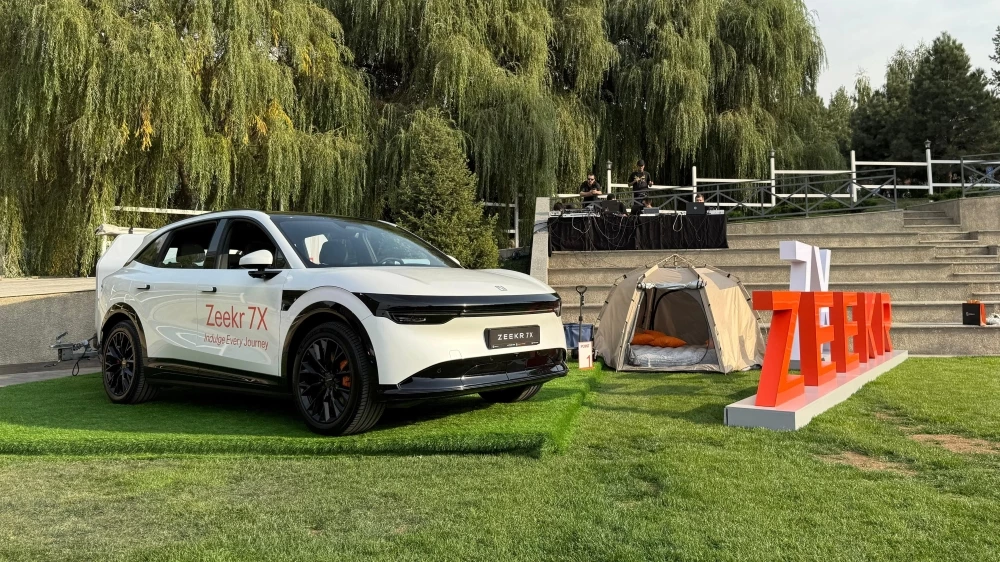 Кроссовер Zeekr 7X в Казахстане сбоку спереди презентация