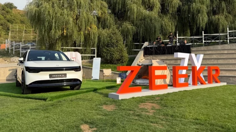 Кроссовер Zeekr 7X в Казахстане сбоку спереди презентация