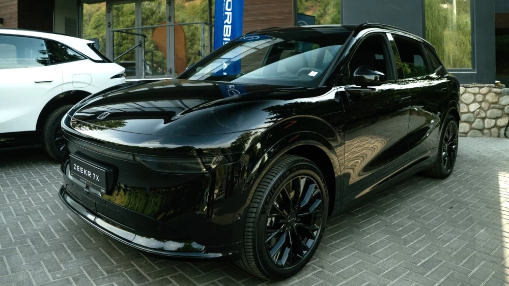 Кроссовер Zeekr 7X в Казахстане сбоку спереди черный