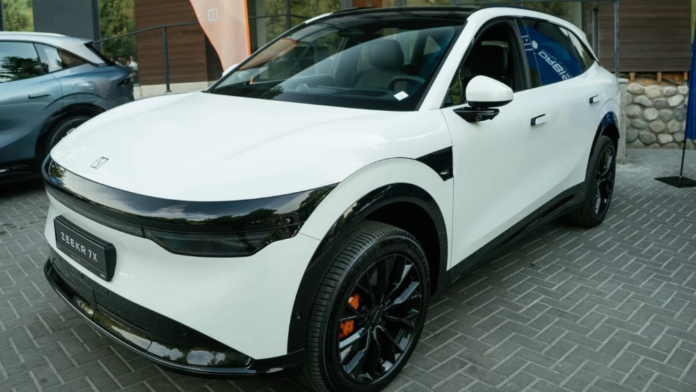 Кроссовер Zeekr 7X в Казахстане сбоку спереди белый