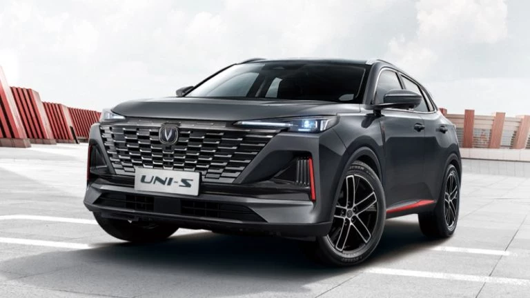 кроссовер Changan Uni-S сбоку спереди