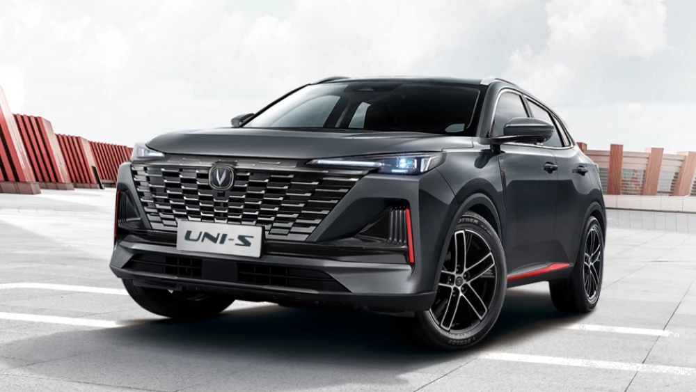 Подогрев руля и не только. У Changan Uni-S в России появилась новая комплектация Tech Plus кроссовер Changan Uni-S сбоку спереди