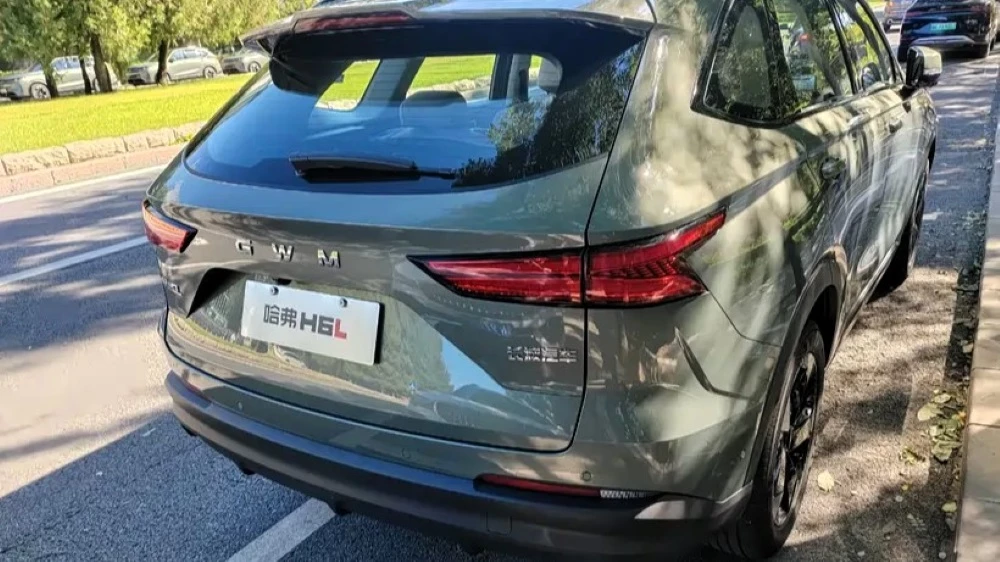 кроссовер Haval H6L сбоку сзади