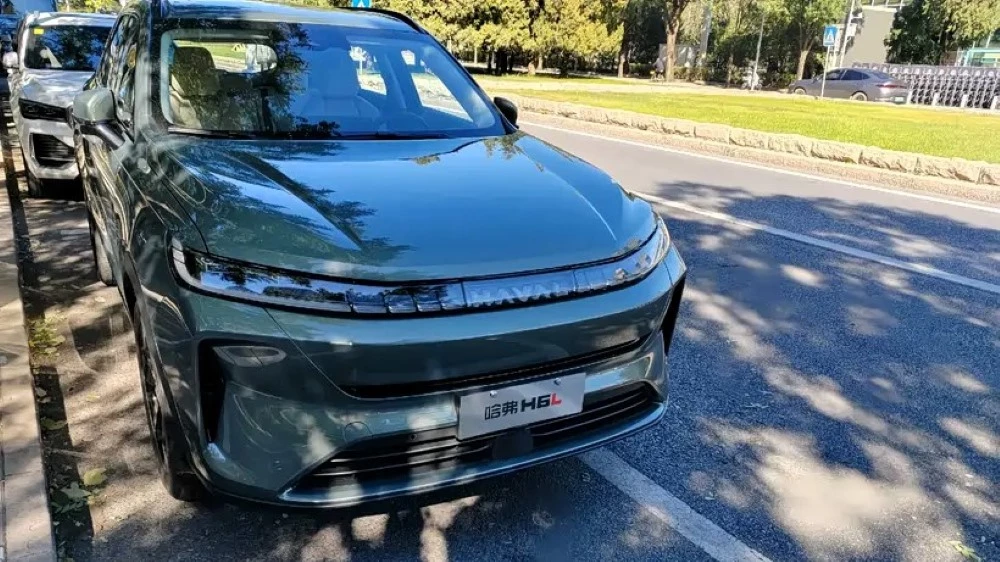 кроссовер Haval H6L сбоку спереди