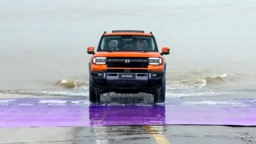 jetour g700 внедорожник переплывает реку Янцзы