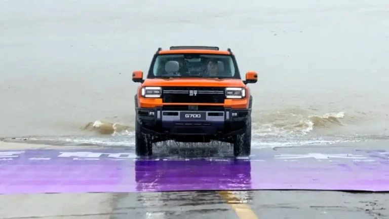 jetour g700 внедорожник переплывает реку Янцзы