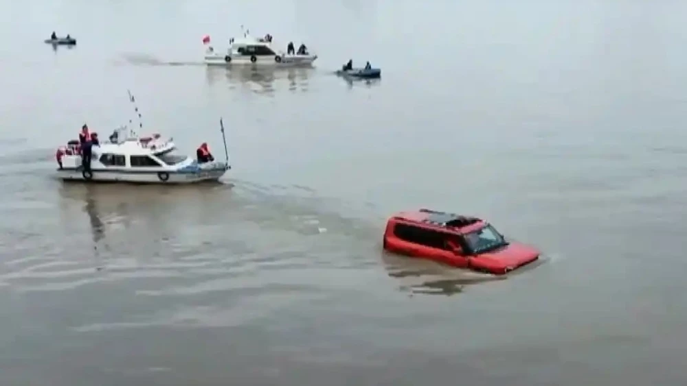 jetour g700 внедорожник переплывает реку Янцзы