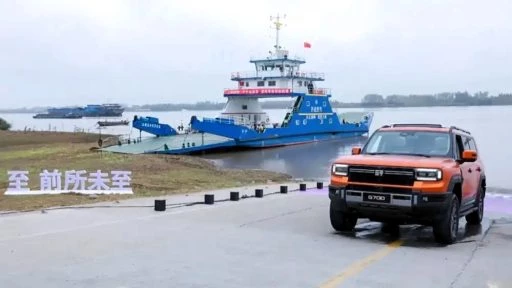 jetour g700 внедорожник переплывает реку Янцзы