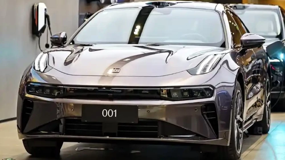 Обновленный Zeekr 001 заметили у дилеров в Китае. Лифтбэк готов к выходу на рынок обновленный Zeekr 001 2026 спереди у дилера Китай