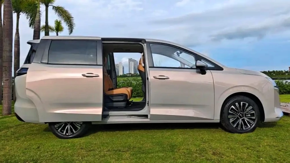 wuling starlight 730 минивэн сбоку