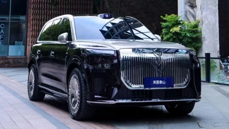 voyah taishan сбоку спереди гибридный флагманский полноразмерный кроссовер китай