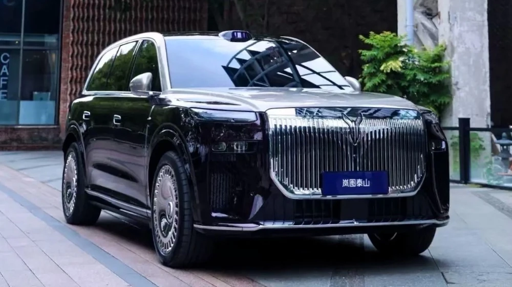 В России анонсировали новый кроссовер Voyah Taishan. Он появится до конца 2025 года voyah taishan сбоку спереди гибридный флагманский полноразмерный кроссовер китай