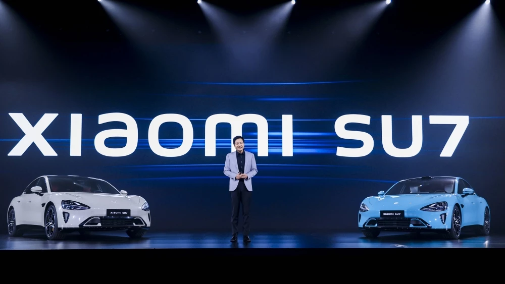 директор Xiaomi Лэй Цзюнь на презентации модели SU7