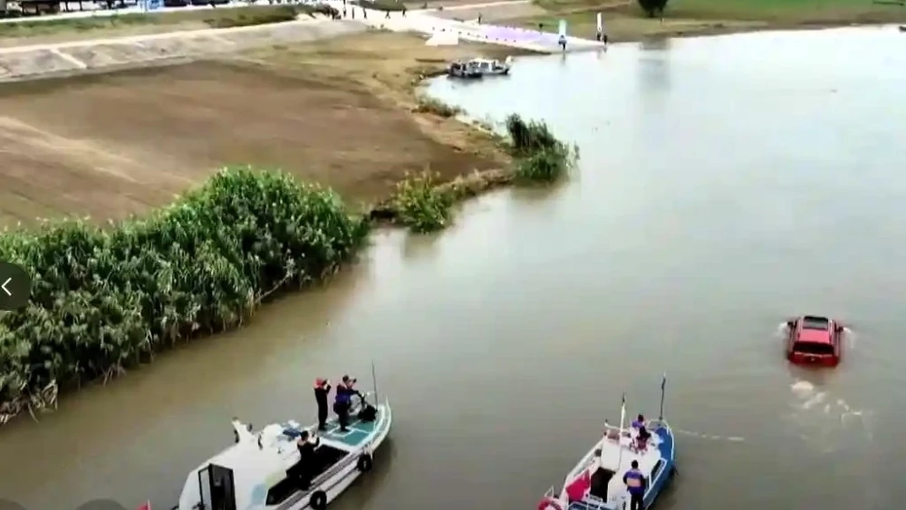 jetour g700 внедорожник переплывает реку Янцзы