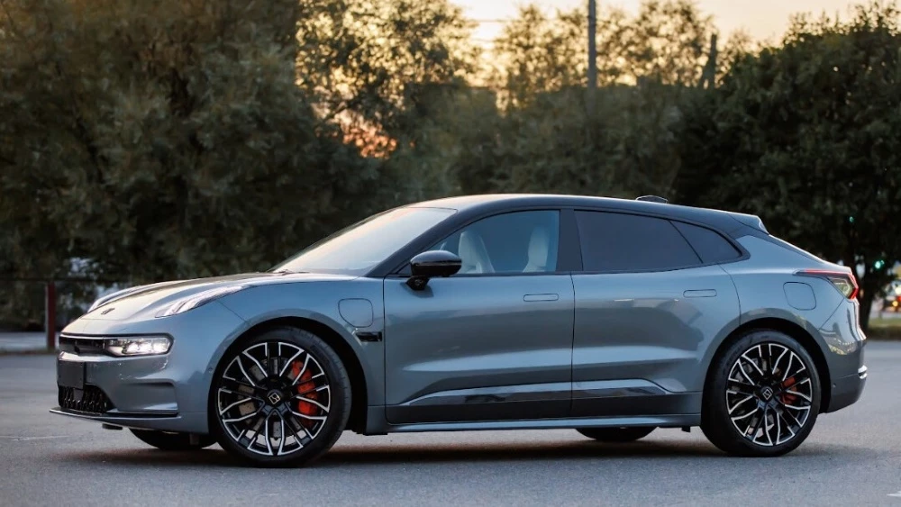 Zeekr 001 сбоку спереди электромобиль в беларуси