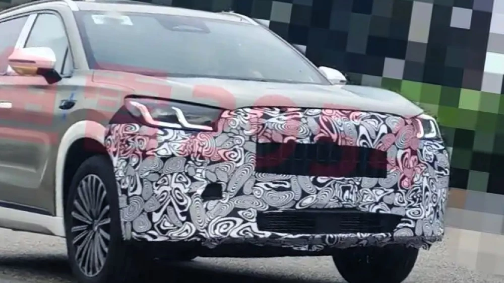 обновленный кроссовер Tiggo9 Jaecoo J8 сбоку спереди в Китае камуфляж