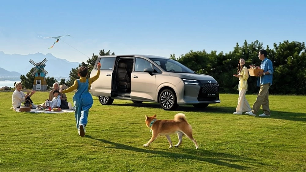 wuling starlight 730 минивэн сбоку спереди