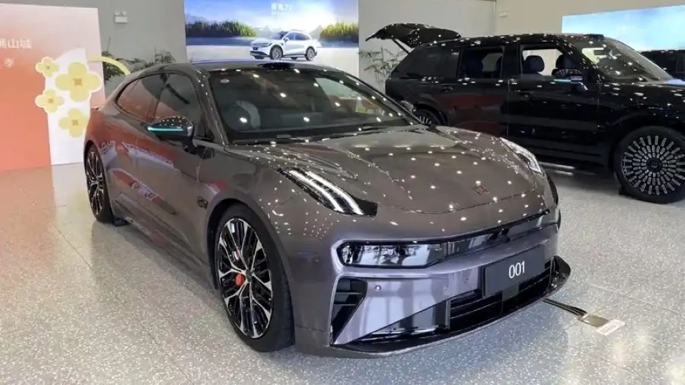 обновленный Zeekr 001 2026 сбоку спереди у дилера Китай