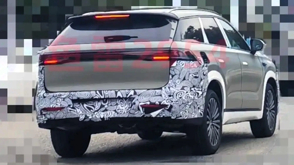 обновленный кроссовер Tiggo9 Jaecoo J8 сбоку сзади в Китае камуфляж