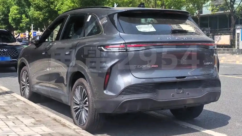 tiggo 8 pro шпионский снимок сбоку сзади кроссовер