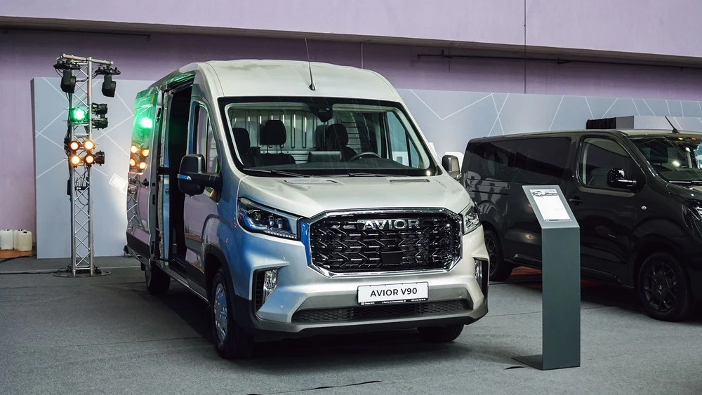 Фургон Avior V90 сбоку спереди моторшоу 2025 в беларуси