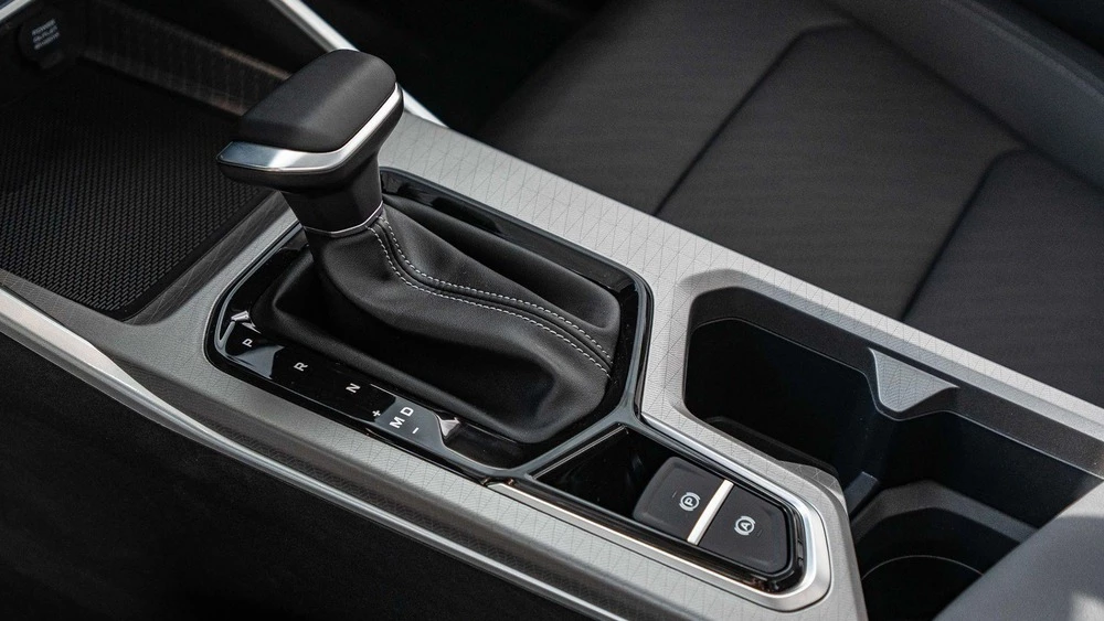 belgee s50 у дилера в автосалоне новый купить спереди салон интерьер автодин