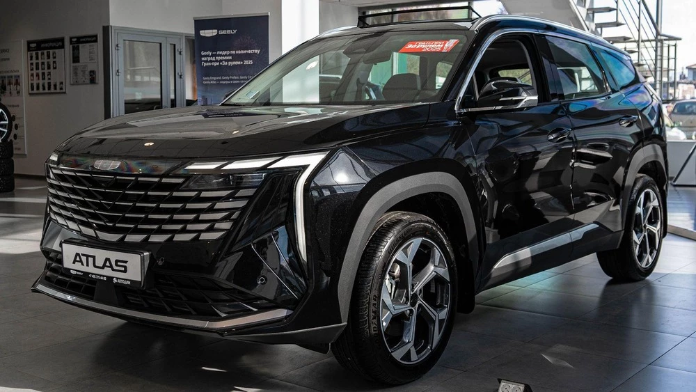 Geely Atlas у дилера в автосалоне новый купить сбоку спереди автодин