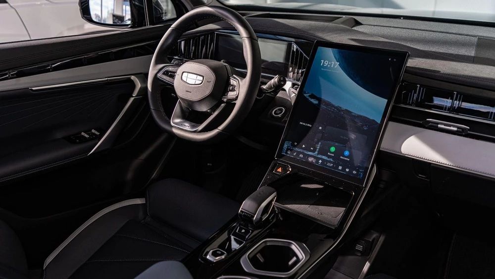 Geely Atlas у дилера в автосалоне новый купить салон интерьер автодин