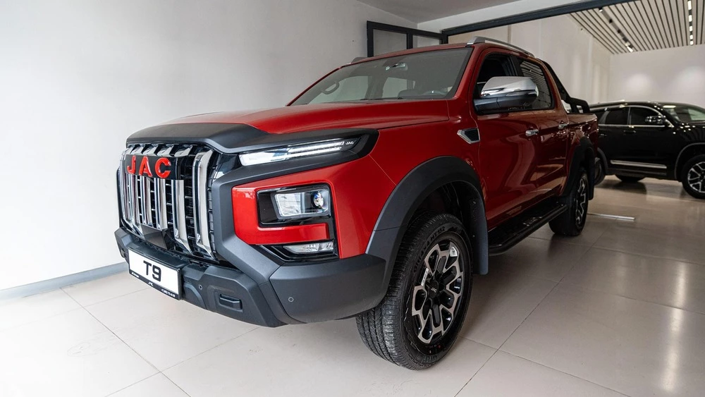 JAC T9 у дилера в автосалоне новый купить сбоку спереди автодин