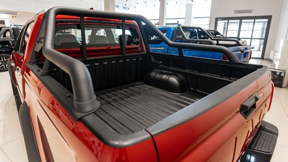 JAC T9 у дилера в автосалоне новый купить сбоку сзади автодин