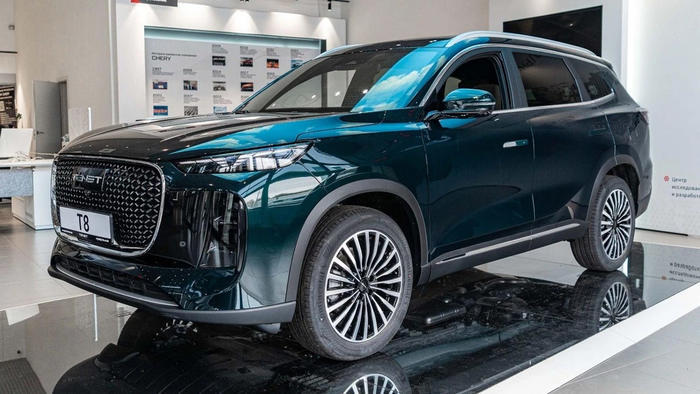 Лидерство, технологии, новинки и цены, или что нового у автобрендов, представленных в Автодин Tenet T8 у дилера в автосалоне новый купить сбоку спереди автодин