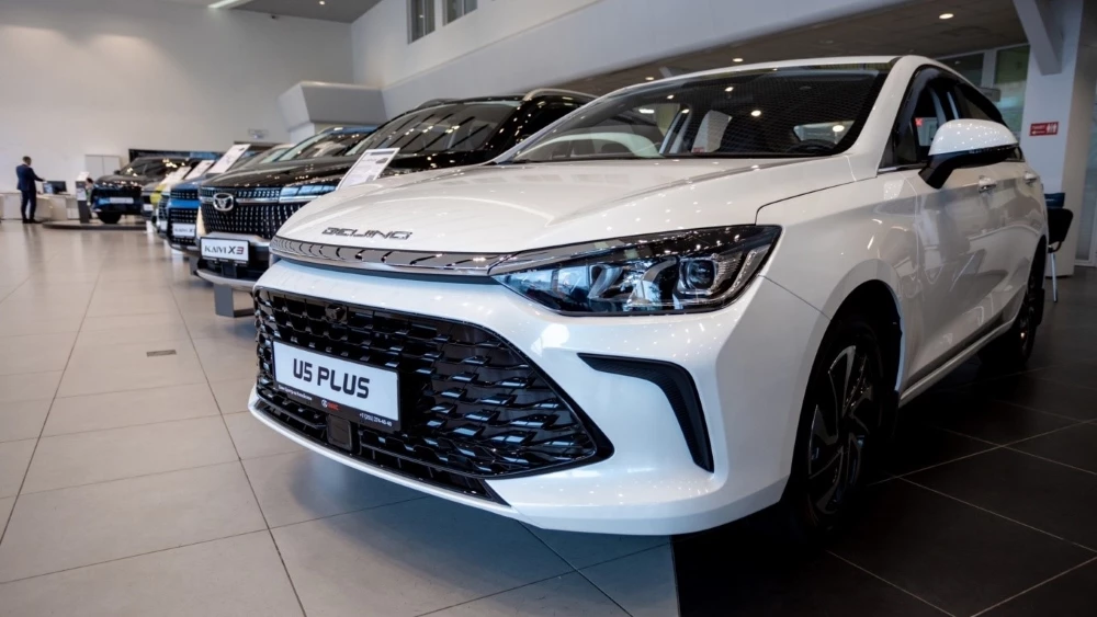 BAIС Центр на Копейском U5 Plus сбоку спереди у дилера в автосалоне