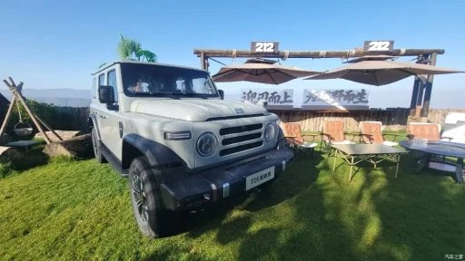BAW 212 T01 дизельный сбоку спереди в китае презентация