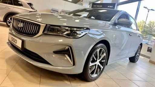 Седан Belgee S50 у дилера в автосалоне экспо кар санкт-петербург спереди сбоку