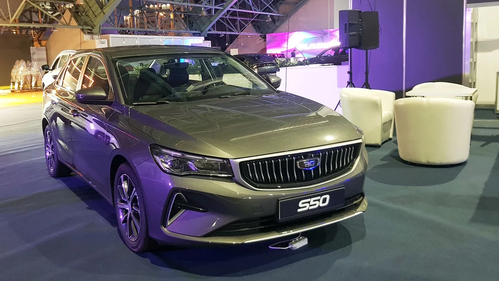 Седан Belgee S50 сбоку спереди моторшоу 2025 в беларуси