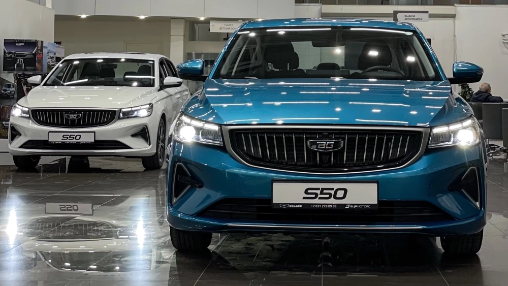 Седан Belgee S50 у дилера в автосалоне бцр моторс нижний новгород спереди сбоку