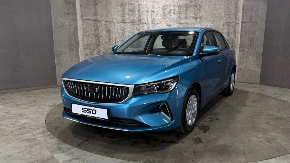 Седан Belgee S50 у дилера в автосалоне сим ярославль спереди сбоку