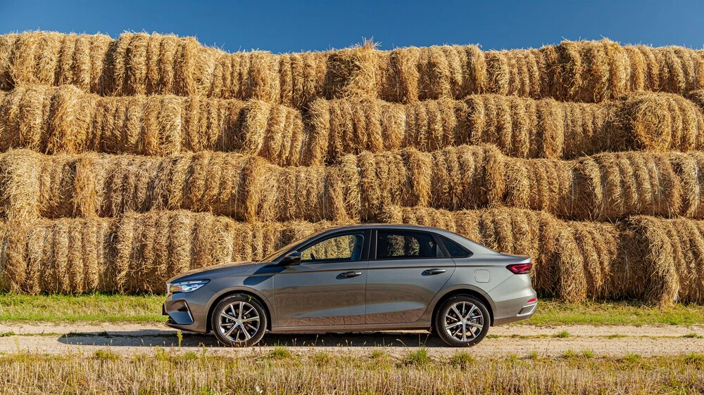 belgee s50 сбоку в поле сено