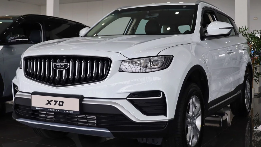 Обновленный кроссовер Belgee X70 в ДЦ Центр Артекс Ставрополь сбоку спереди у дилера в автосалоне