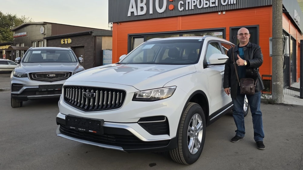 Обновленный кроссовер Belgee X70 в Автофан Сызрань сбоку спереди у дилера у автосалона покупатель купил