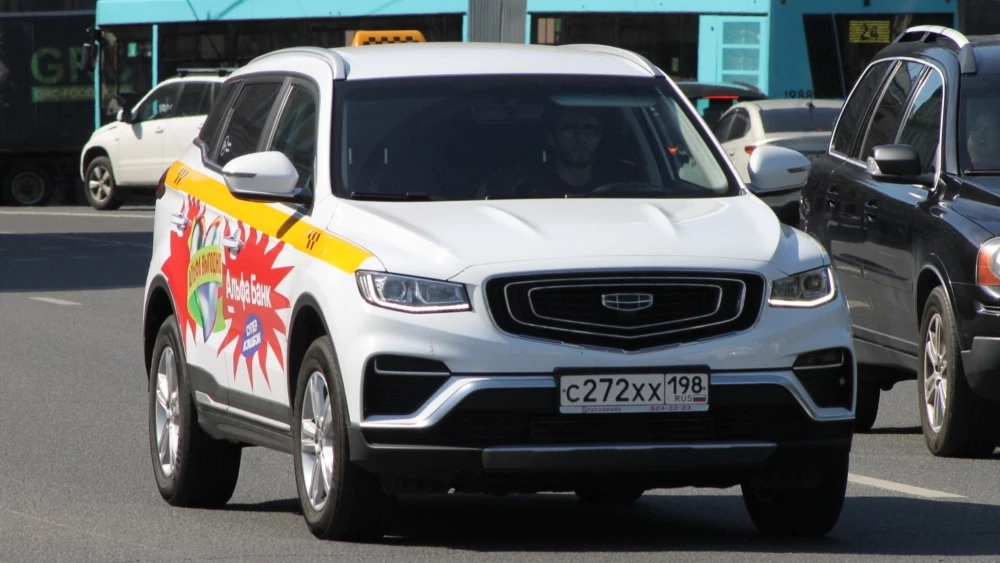 Belgee X70 сбоку спереди в такси в динамике санкт-петербург