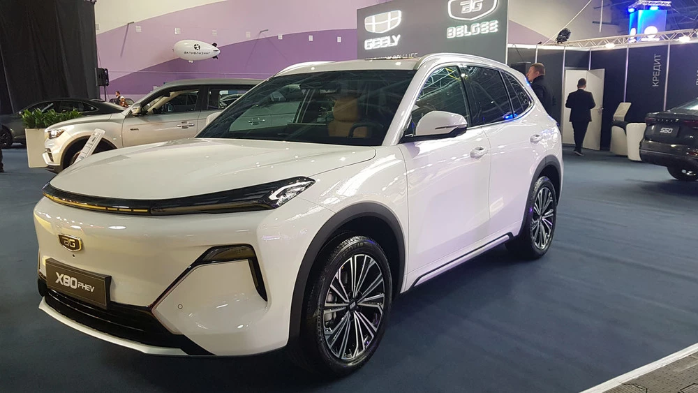Гибридный кроссовер Belgee X80 PHEV сбоку спереди моторшоу 2025 в беларуси