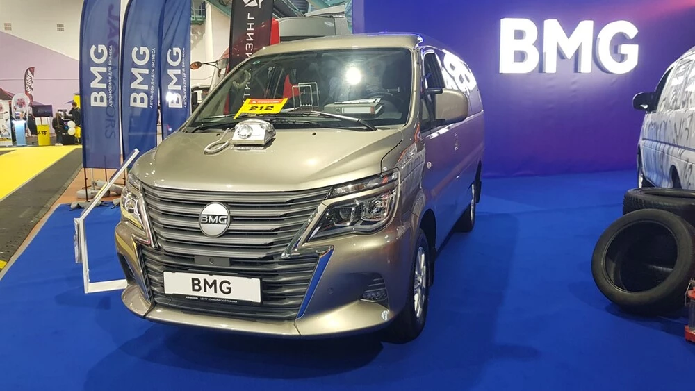 Фургон BMG сбоку спереди моторшоу 2025 в беларуси