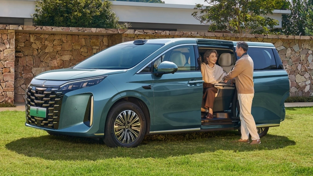 Минивэн BYD Xia 2026 модельного года сбоку спереди пассажиры