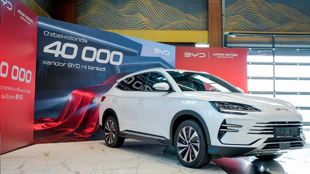 byd song plus uzpride кроссовер сбоку спереди белый 40 тысяч машин