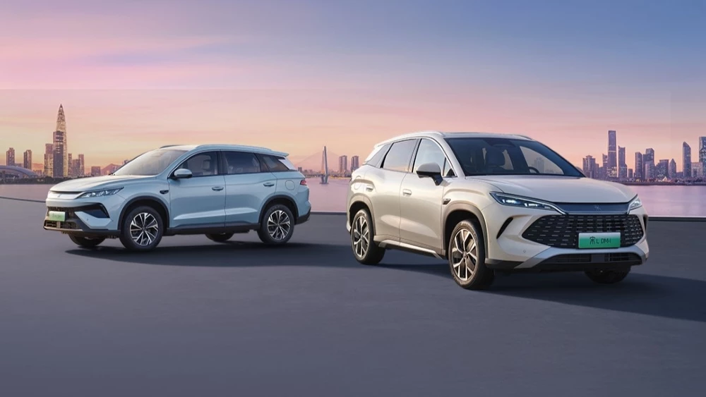 Кроссоверы BYD Song Pro и Song L DM-i 2026 модельного года сбоку спереди
