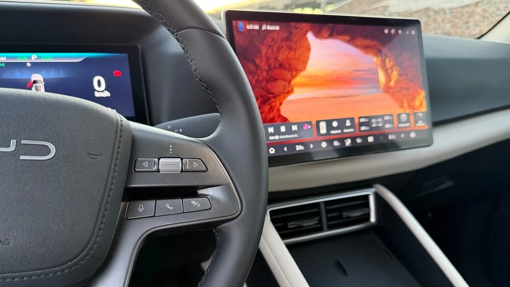 BYD Yuan салон интерьер руль монитор