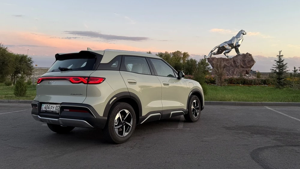 BYD Yuan сзади сбоку в Казахстане тест