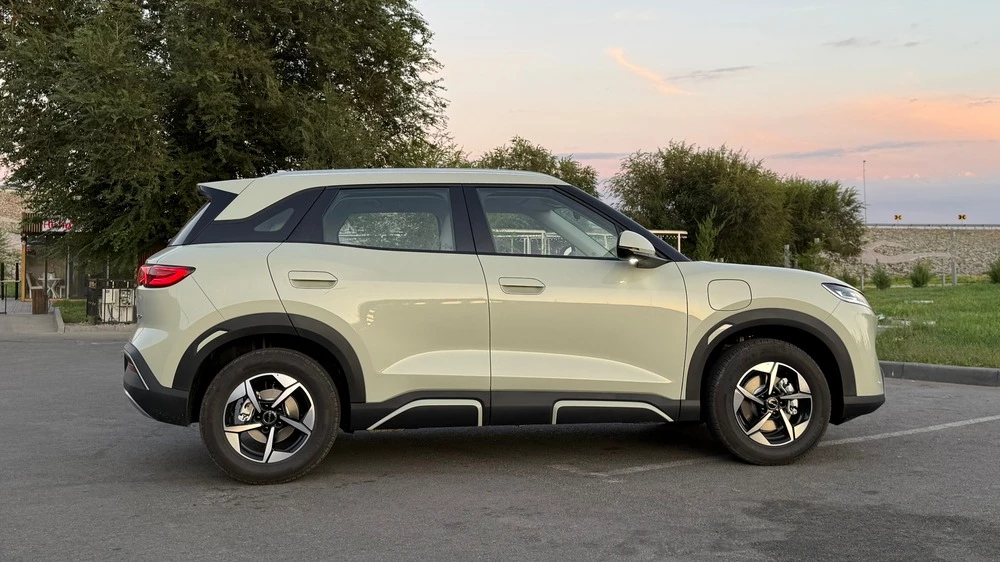 BYD Yuan сбоку в Казахстане тест