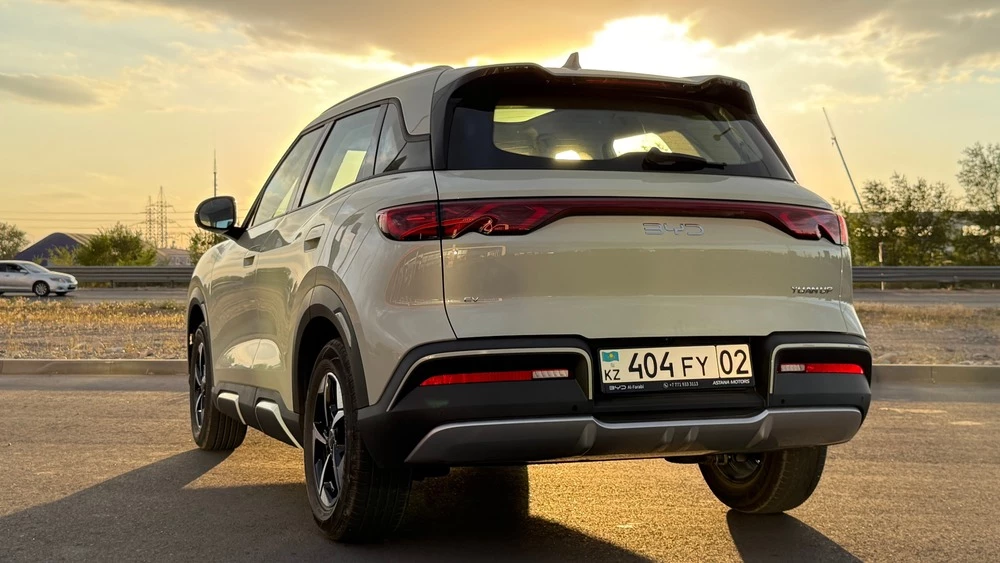 BYD Yuan сзади в Казахстане тест